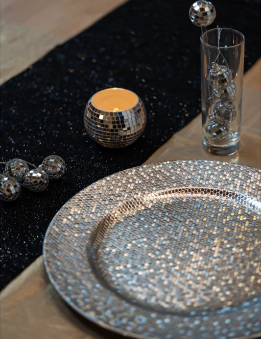 Mise en situation sur table de fête du photophore boule à facette pour décoration argentée en verre
