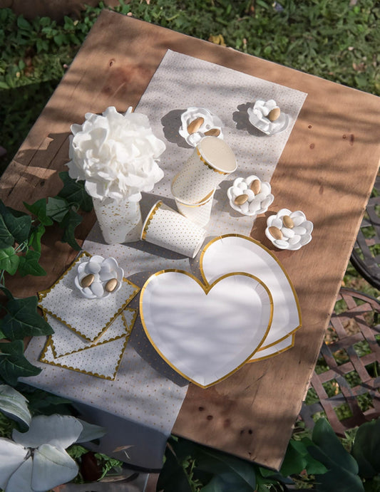 Assiettes en carton cœur pour baptême et fête blanc et or