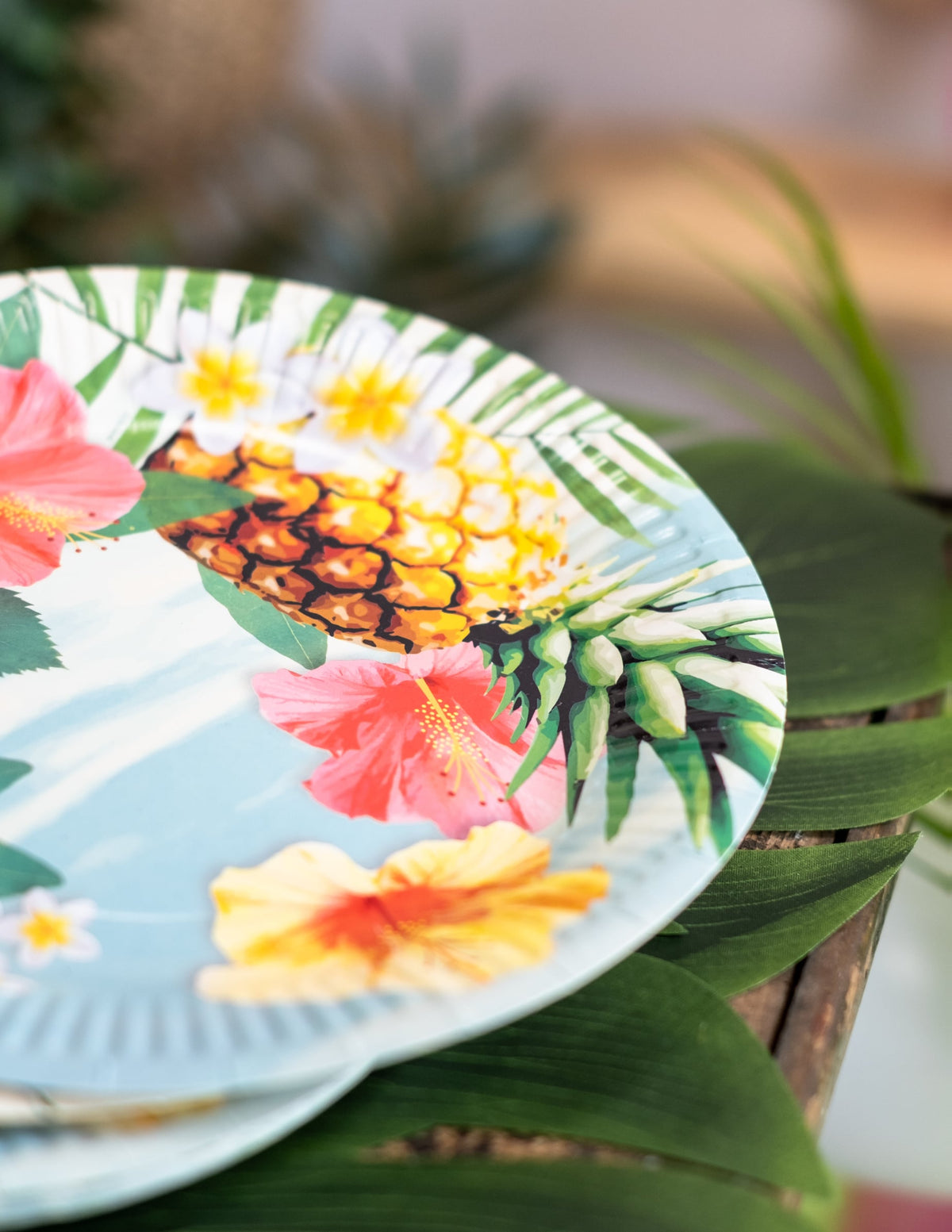 Detail na ananásový motív na papierových taniere Hawaii party