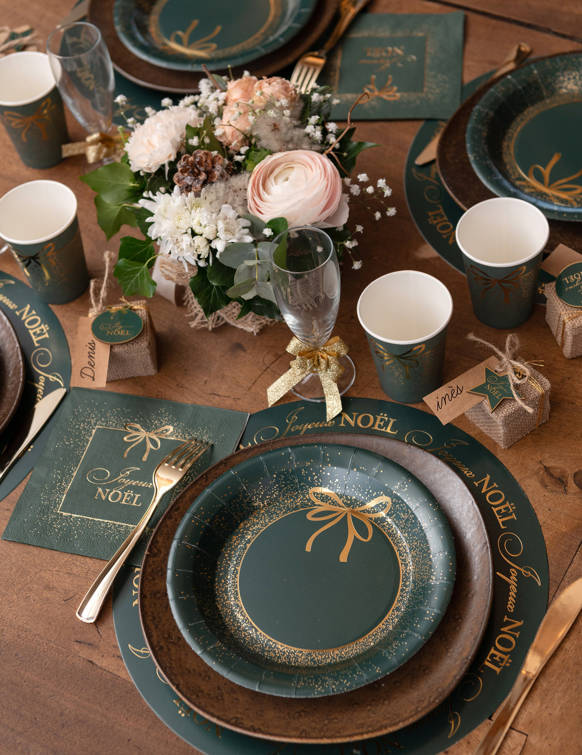 Vue d'ensemble de la décoration de table des assiettes en carton Noël pour fête vert et doré design chic