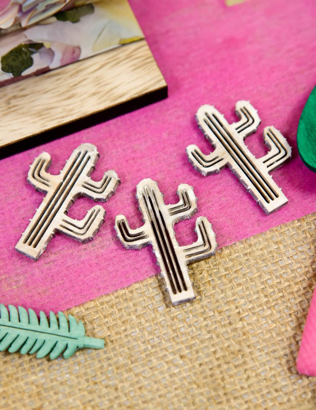 Detailný záber na vygravírované vzory drevených konfet kaktusov z prírodného dreva na dekoráciu