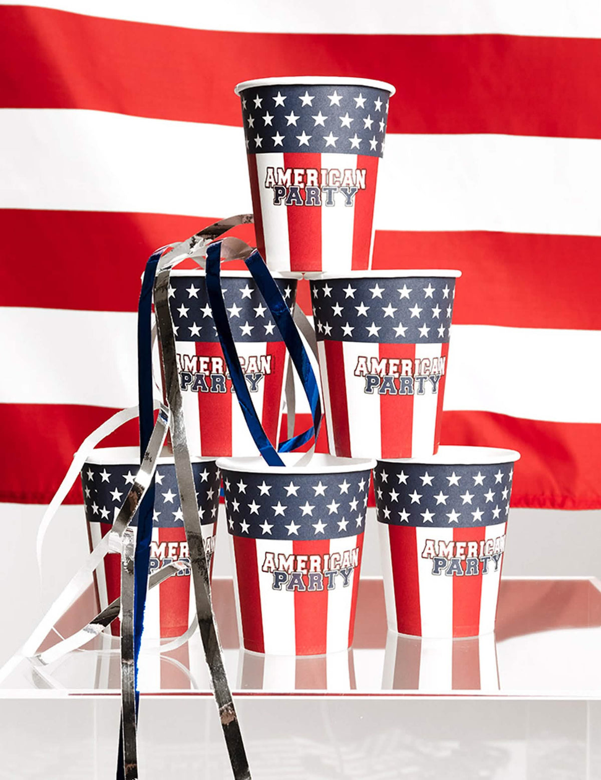 Pyramídová aranžácia so serpentínami z kartónových pohárov American party