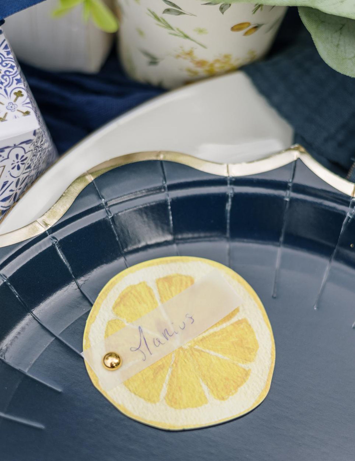 10 žltých papierových kartičiek v tvare plátkov citróna