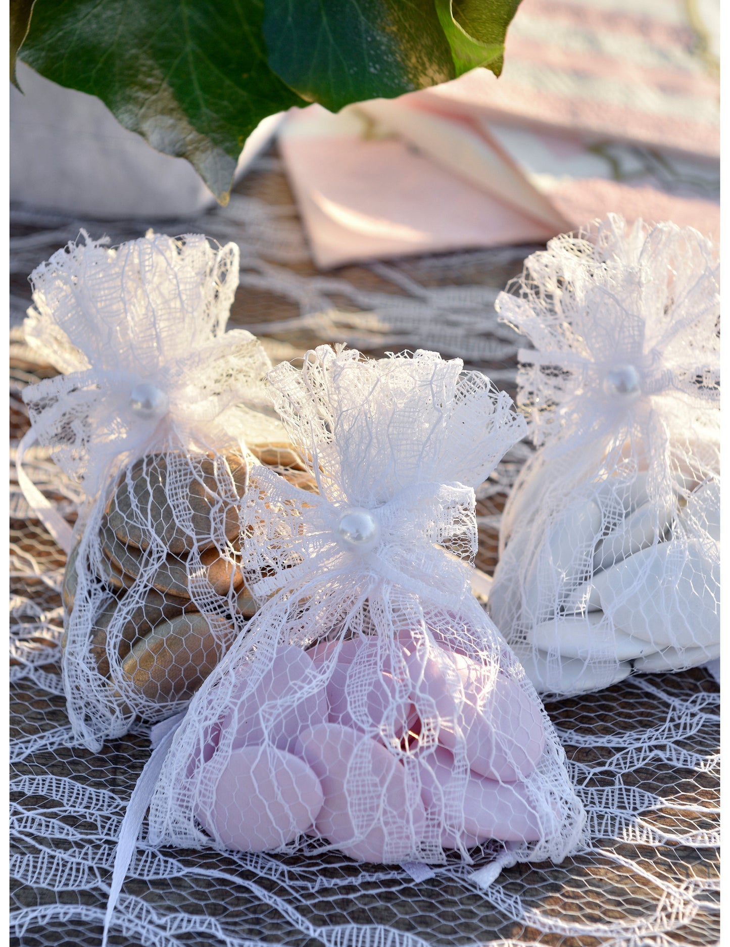 10 mini čipkovaných mašličiek 4 cm biela s perlou