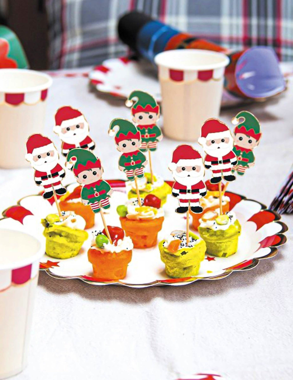 Scéna na slávnostnom bufete s drevenými špajľami Sweety Xmas santa claus a škriatok