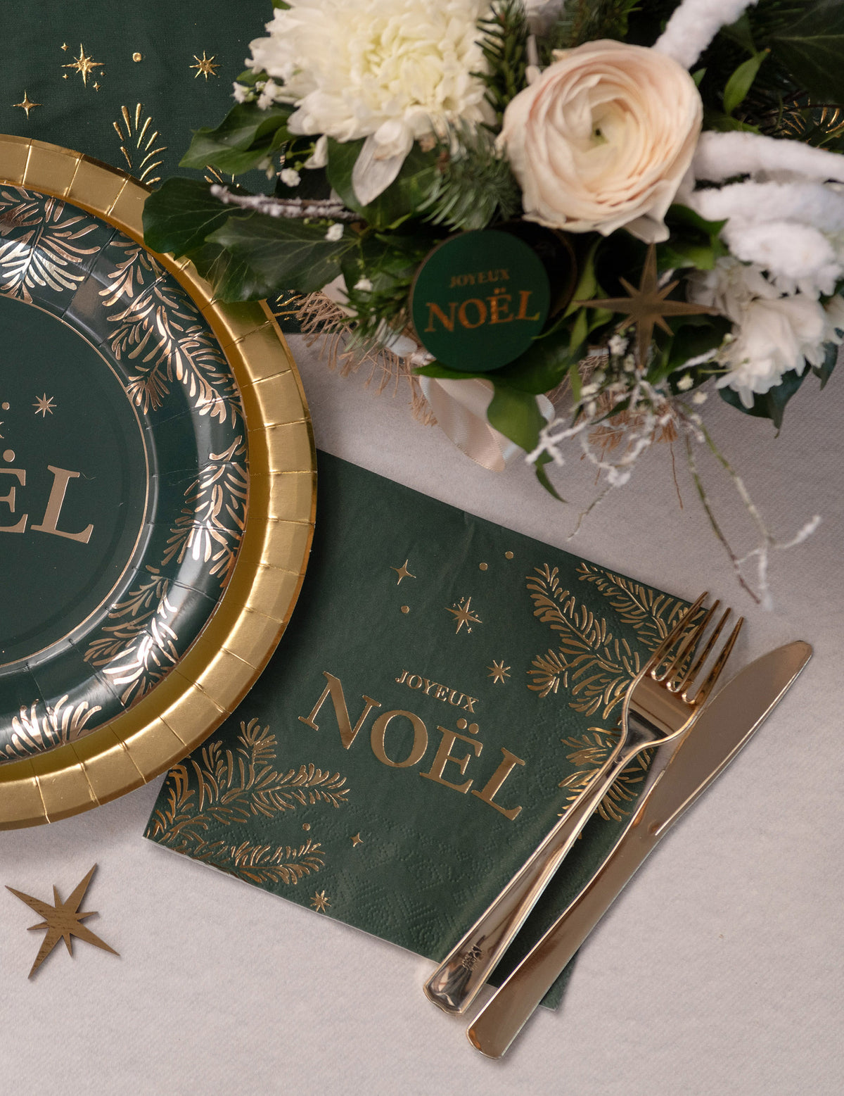 Détail de l'imprimé doré des serviettes en papier Noël