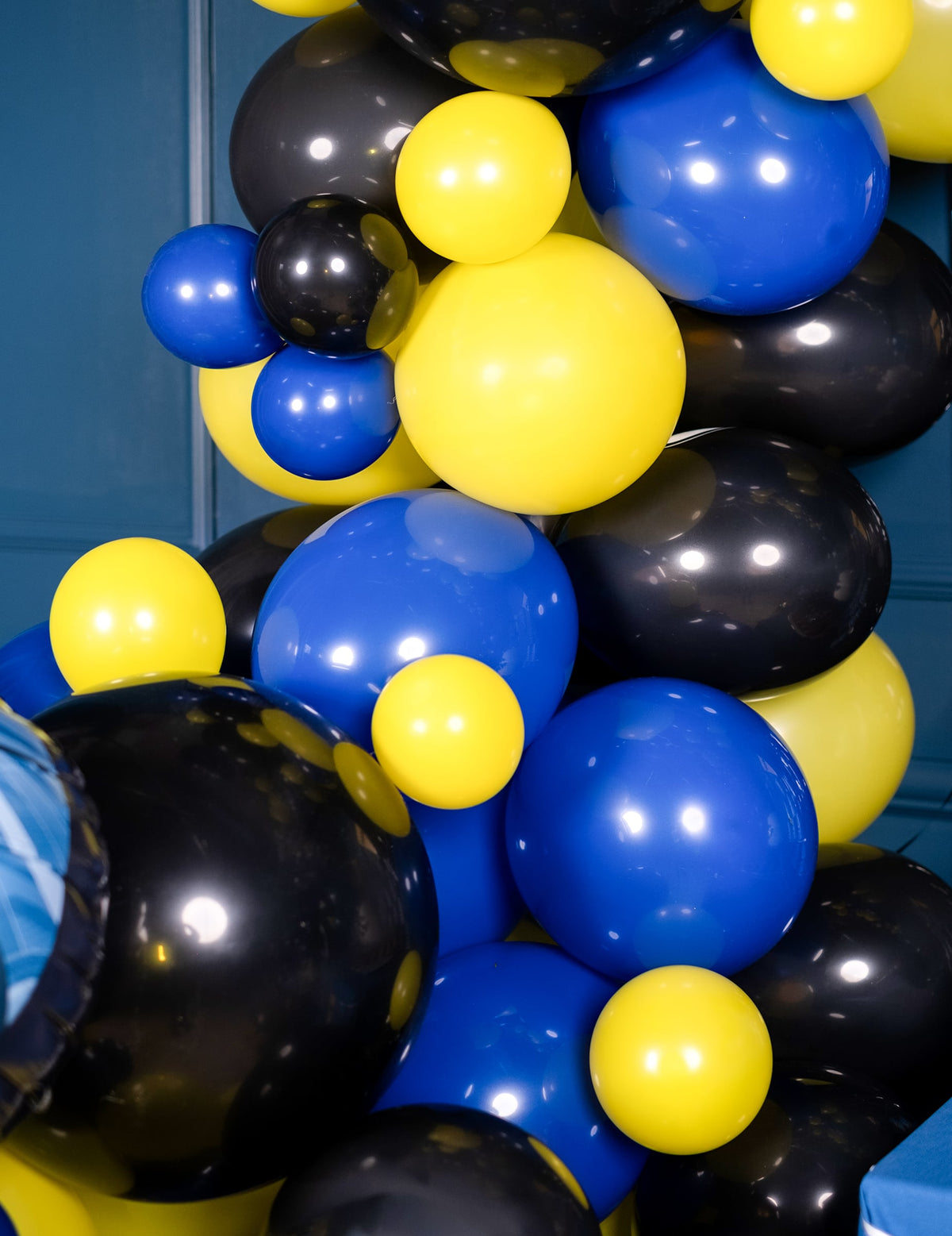 Mise en situation au sein d'une arche des ballons en latex pastel navy bleu marine
