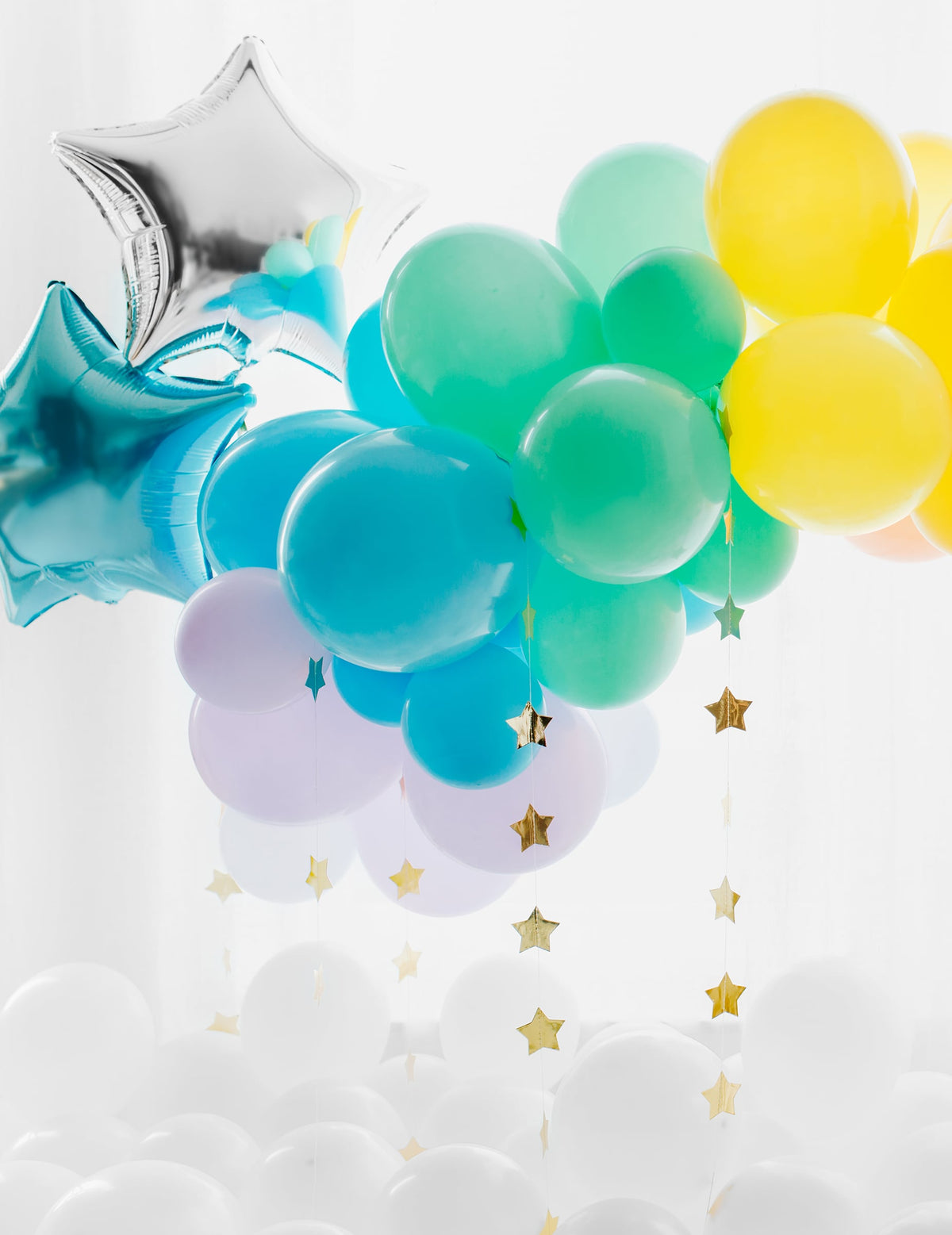 Mise en scène festive avec ballons étoiles des 100 ballons en latex pour anniversaire