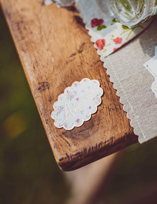Détail du lettrage doré Amour du confettis aquarelle et amour pour mariage romantique