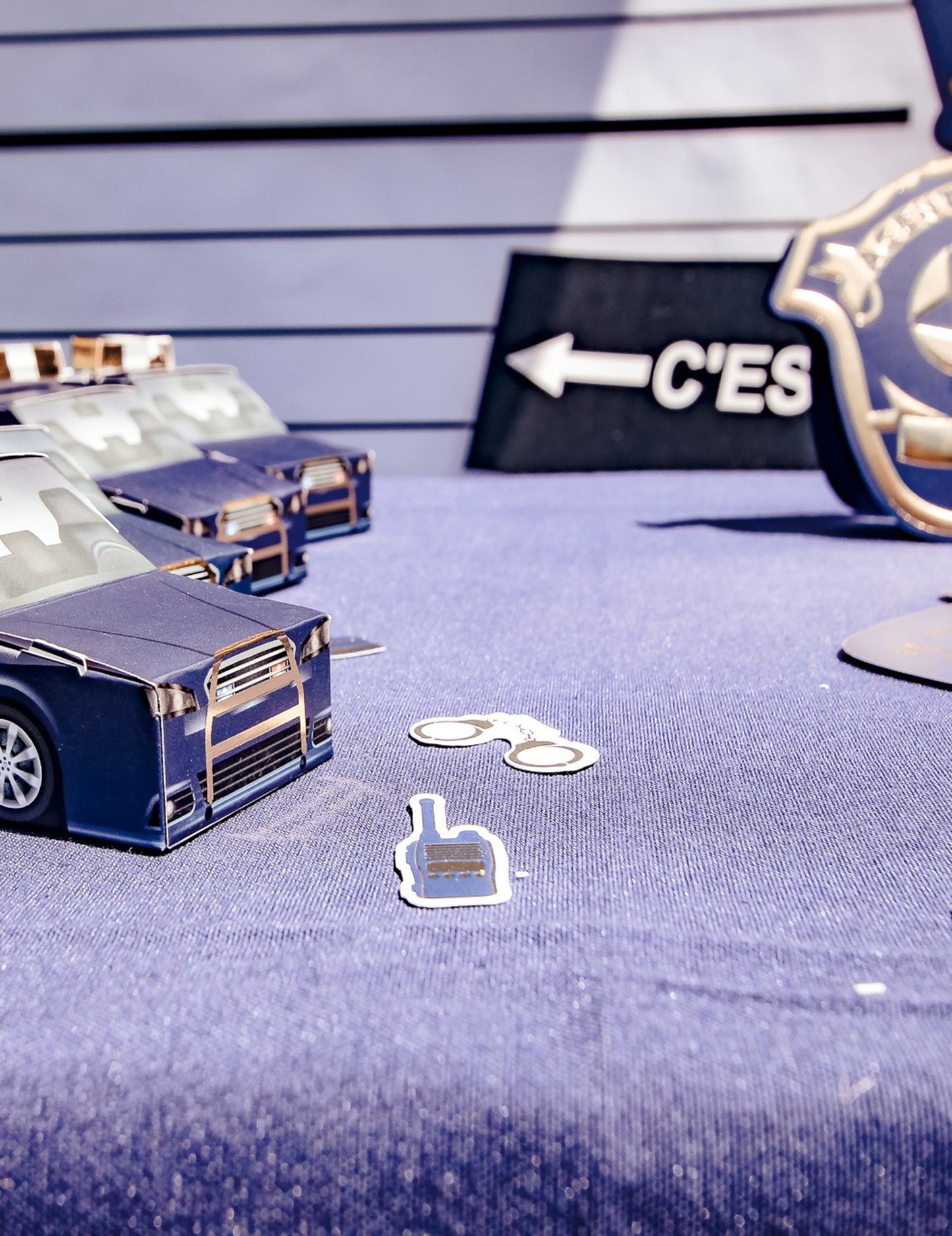 100 konfetových námornej a zlatej polície 2 až 4,5 cm