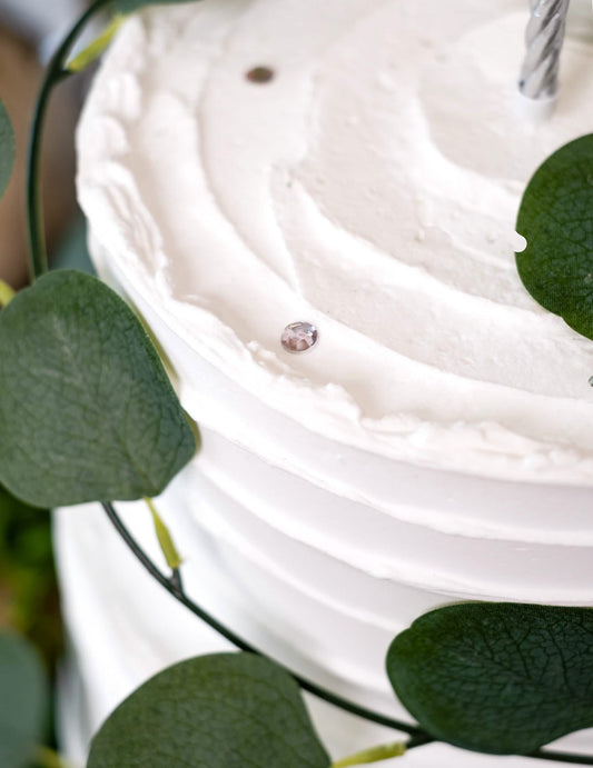 Mise en situation sur un gâteau des petits confettis de table ronds pour décoration de fête rose gold