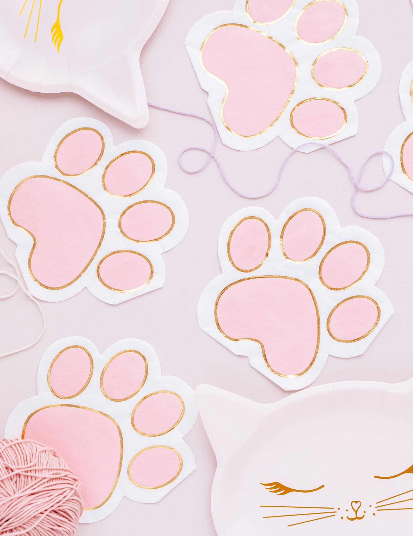 12 pastelovo ružových a zlatých papierových obrúskov s mačacími labkami