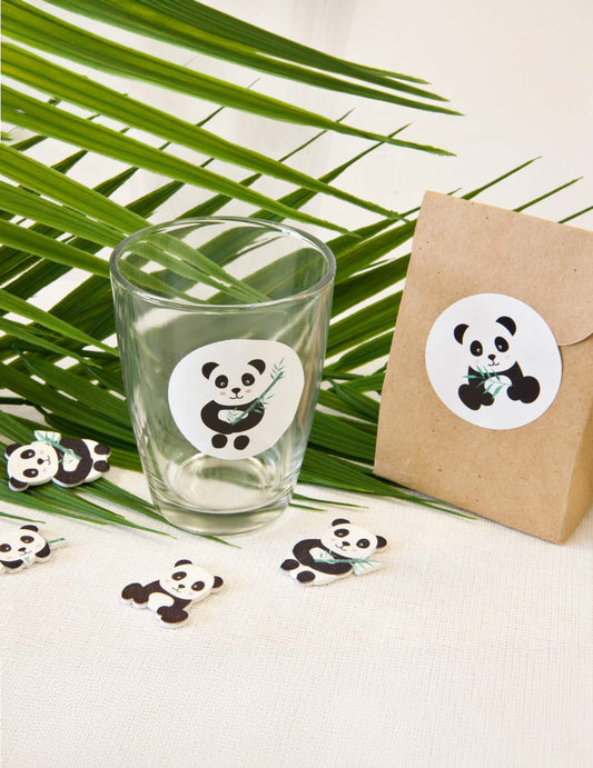 Exemple d'utilisation sur un verre et un sachet kraft du stickers autocollants ronds panda