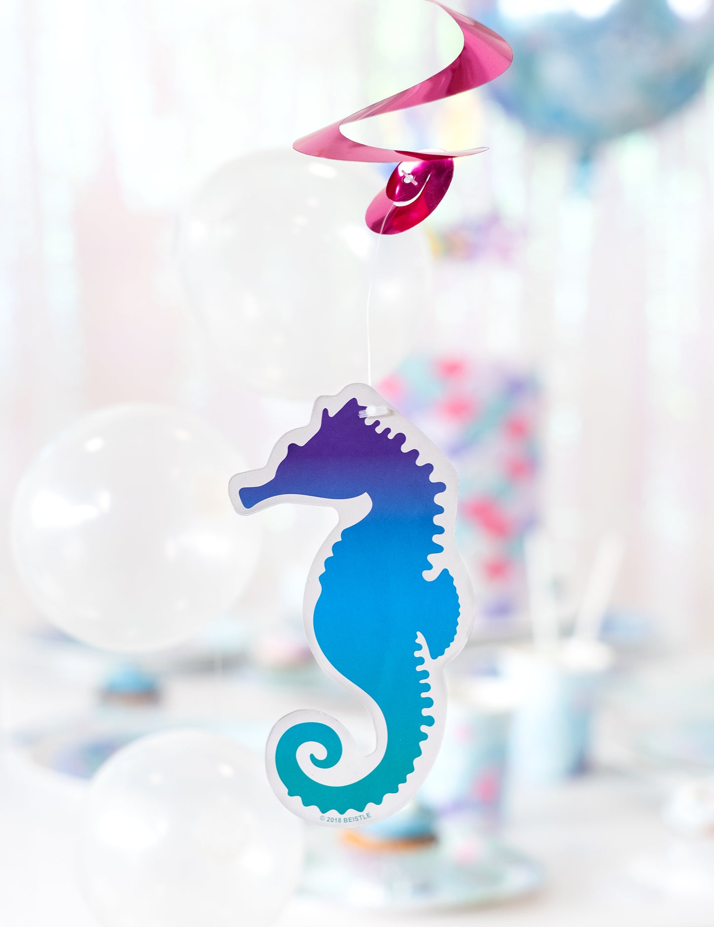 Gros plan sur la silhouette d'hippocampe des 12 suspensions en spirales sirène mauves