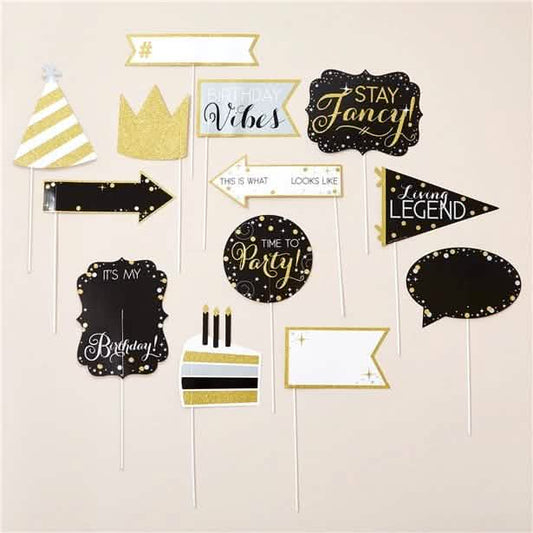 Vue d'ensemble des 13 accessoires photobooth personnalisables pour adulte noir et doré