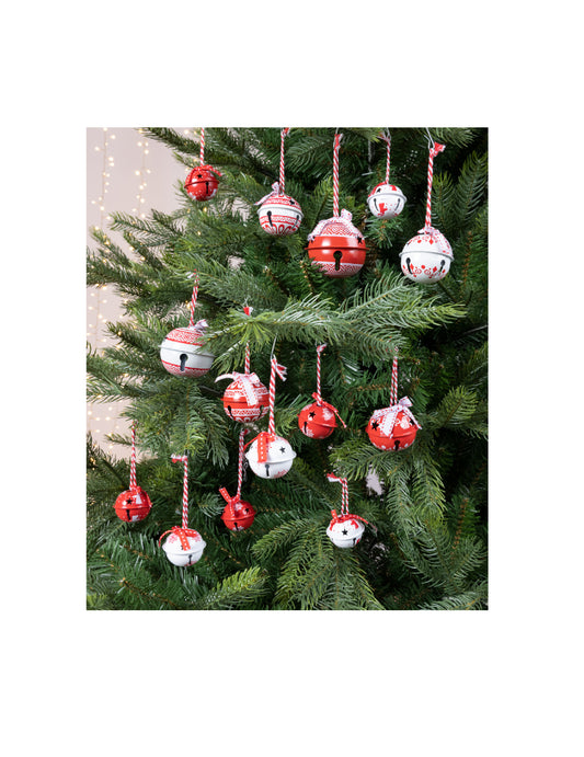 Mise en situation sur un sapin des suspensions grelots pour sapin blancs et rouges avec nœuds