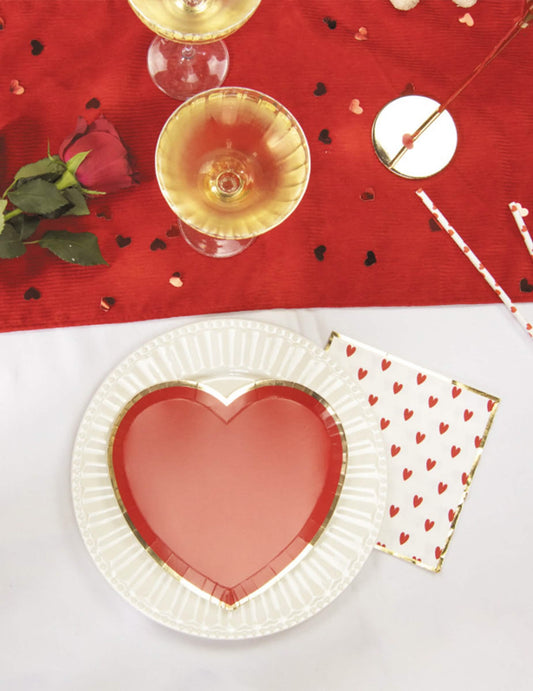 Mise en scène de table des serviettes en papier cœurs rouges
