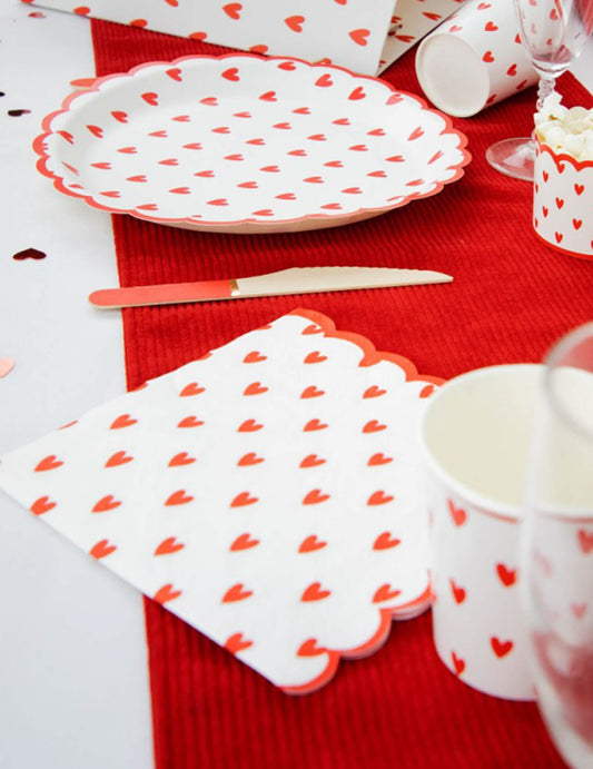 Mise en situation de table des serviettes en papier festonnées petits cœurs blanc et rouge