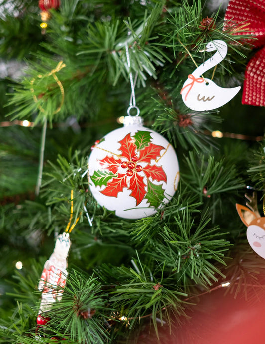 Mise en situation dans le sapin des boules en verre avec houx pour sapin blanches