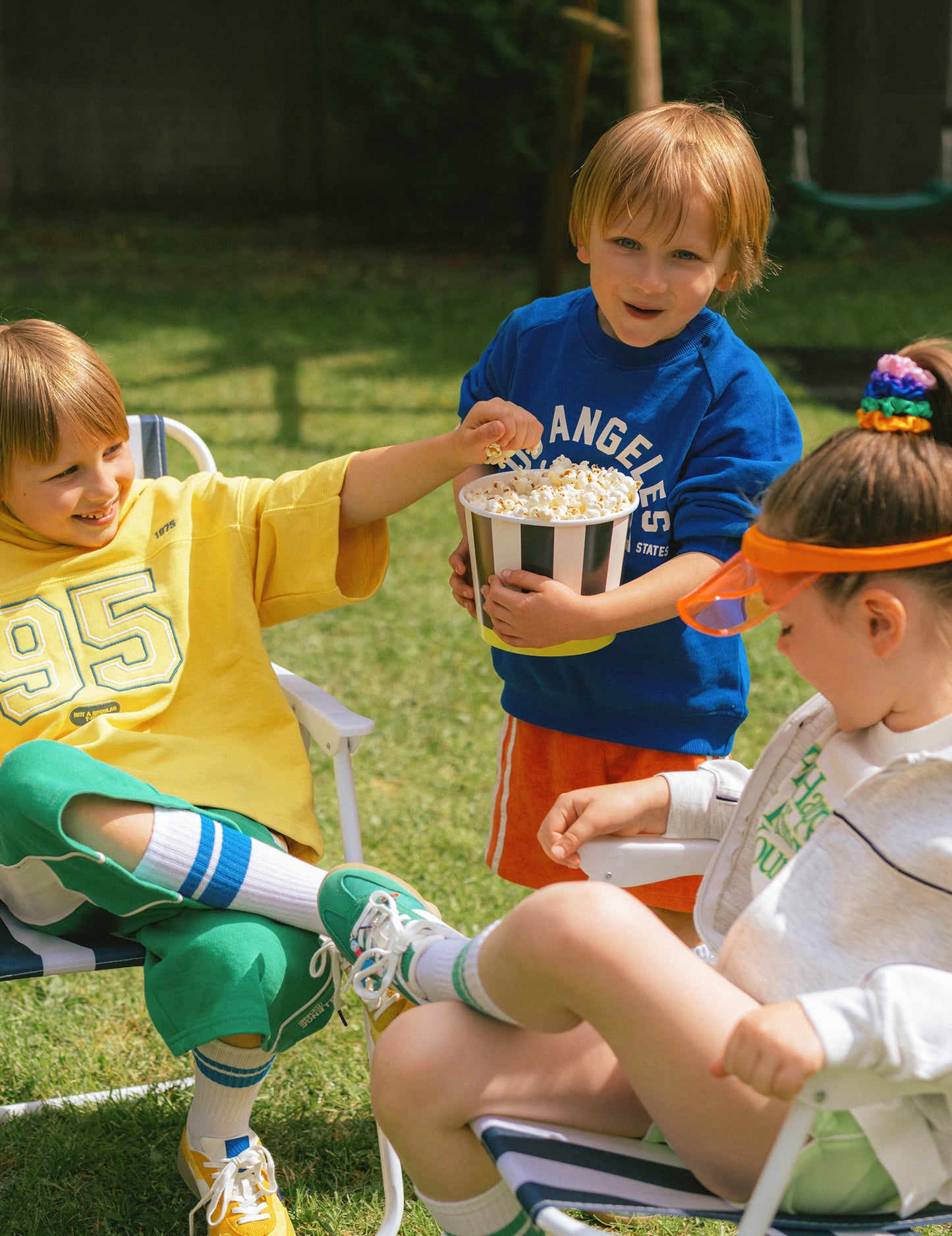 2 čiernobiele pruhované kartónové nádoby na občerstvenie 14 cm