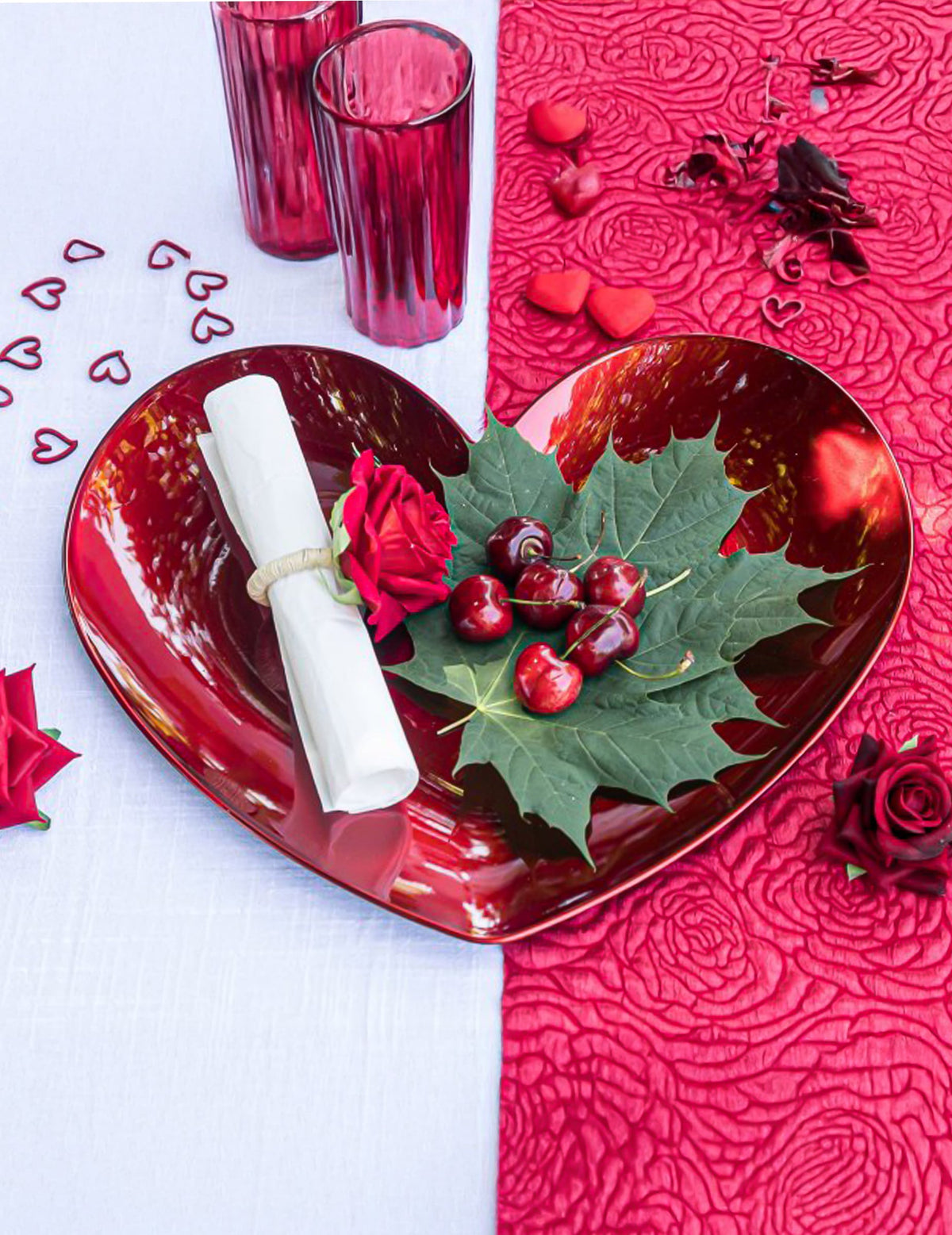 Mise en scène romantique du ronds de serviette roses pour décoration de table