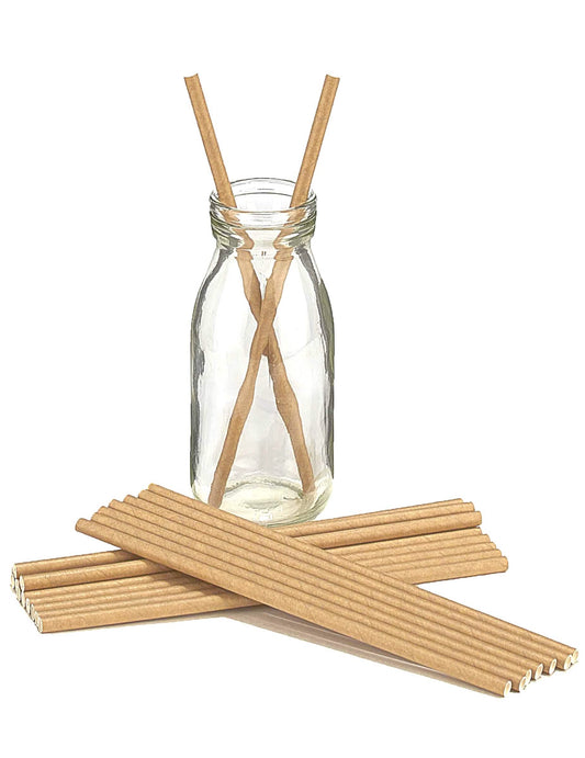 Détail d'une paille dans un gobelet des pailles en carton de couleur kraft pour fête marron
