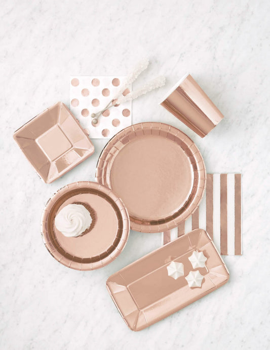 Vue d'ensemble de la collection des assiettes en carton rose gold pour fête