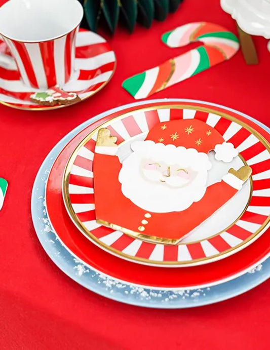 Mise en situation sur une table de fête des petites serviettes en papier Père Noël
