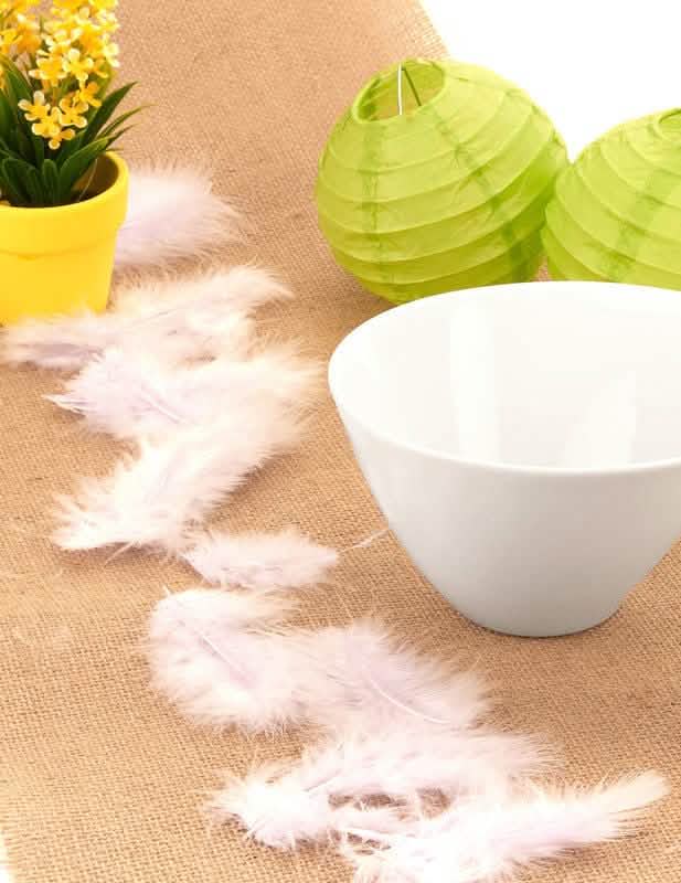Naaranžovanie na stôl dekoratívnych perí vo fialovej farbe na pastelovú orgovánovú párty