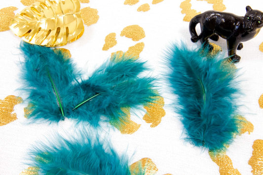 Mise en scène des 20 plumes de décoration chic et légères turquoise