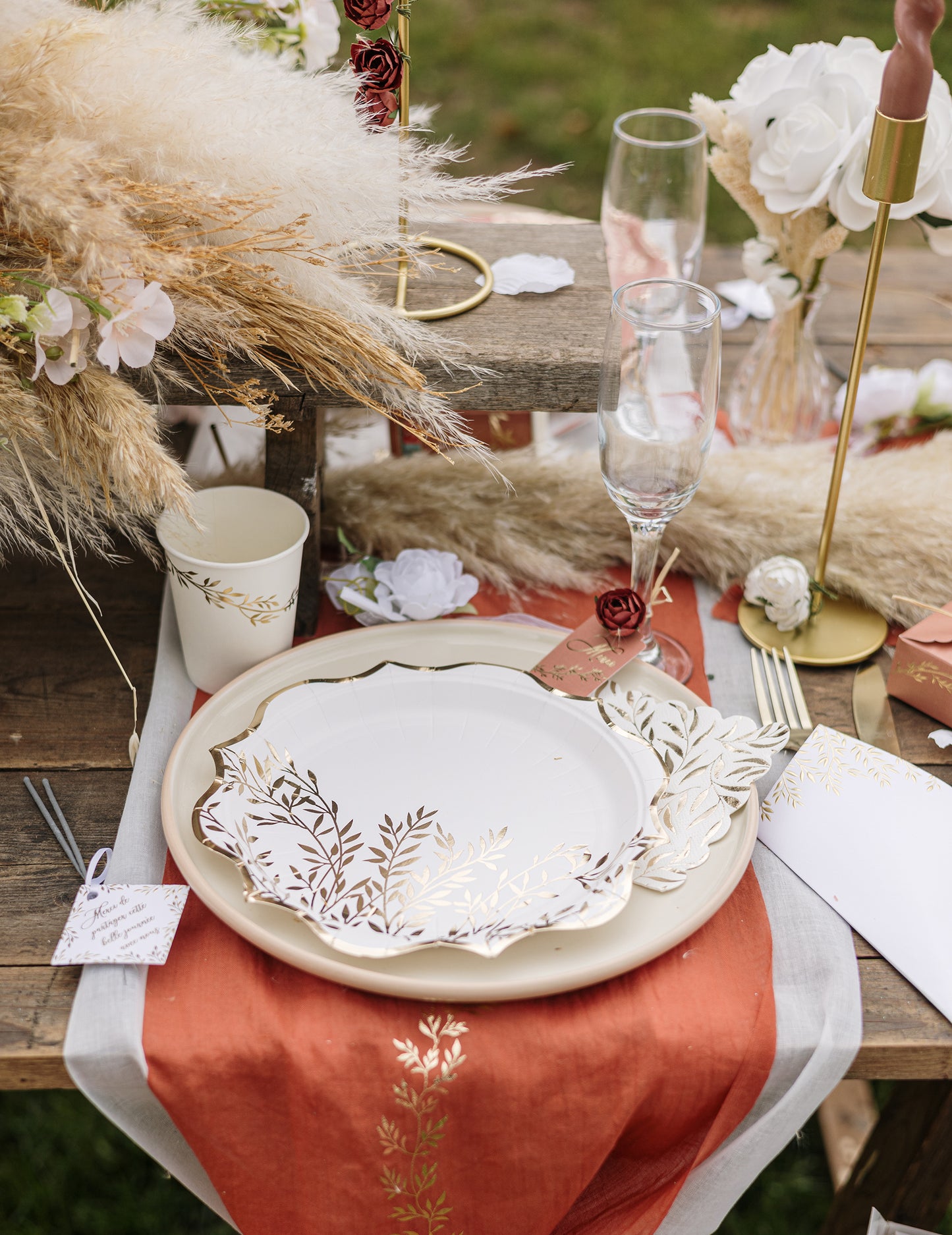 20 bielych a zlatých papierových koktailových obrúskov so vzorom vrúbkovaného lístia