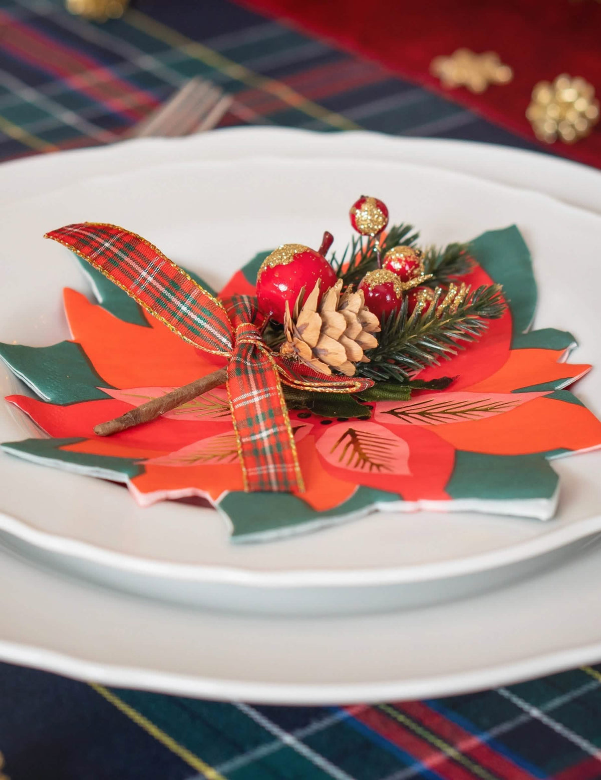Detail dekorácie stola papierového obrúska vianočná kvetina poinsettia
