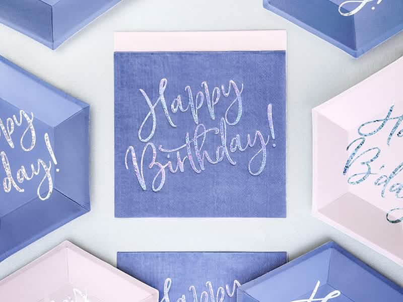 Mise en scène des serviettes en papier Happy Birthday iridescent pour anniversaire