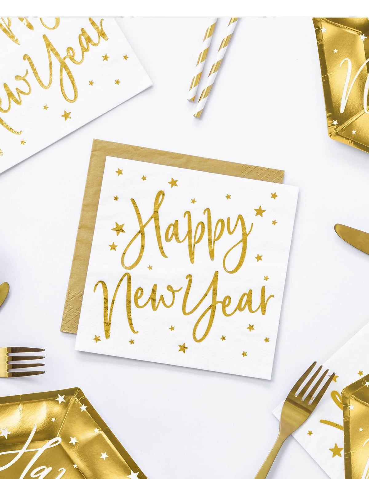 Pohľad zhora na biele a zlaté papierové obrúsky Happy New Year s hviezdami