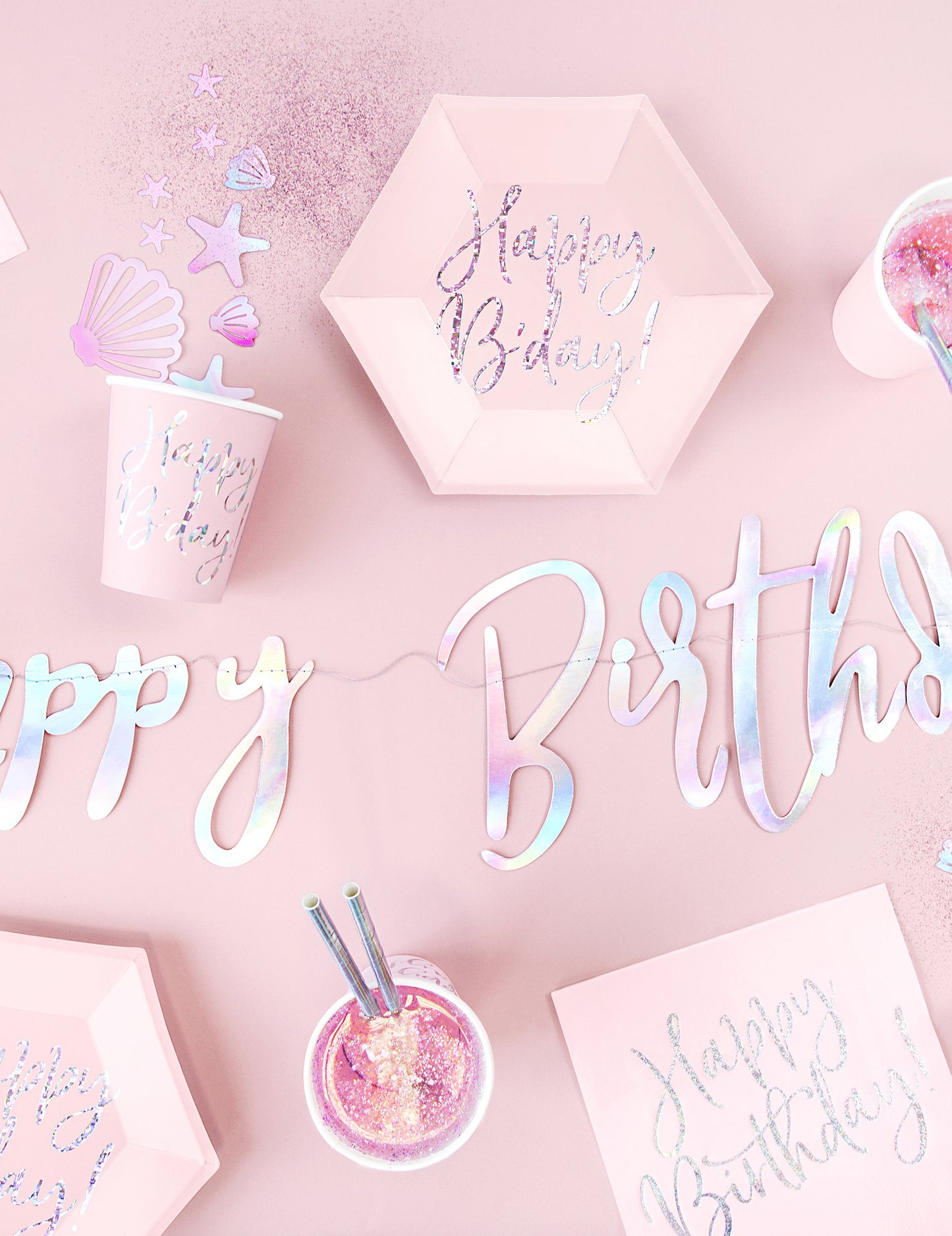 Mise en scène de la décoration de table des serviettes en papier Happy Birthday