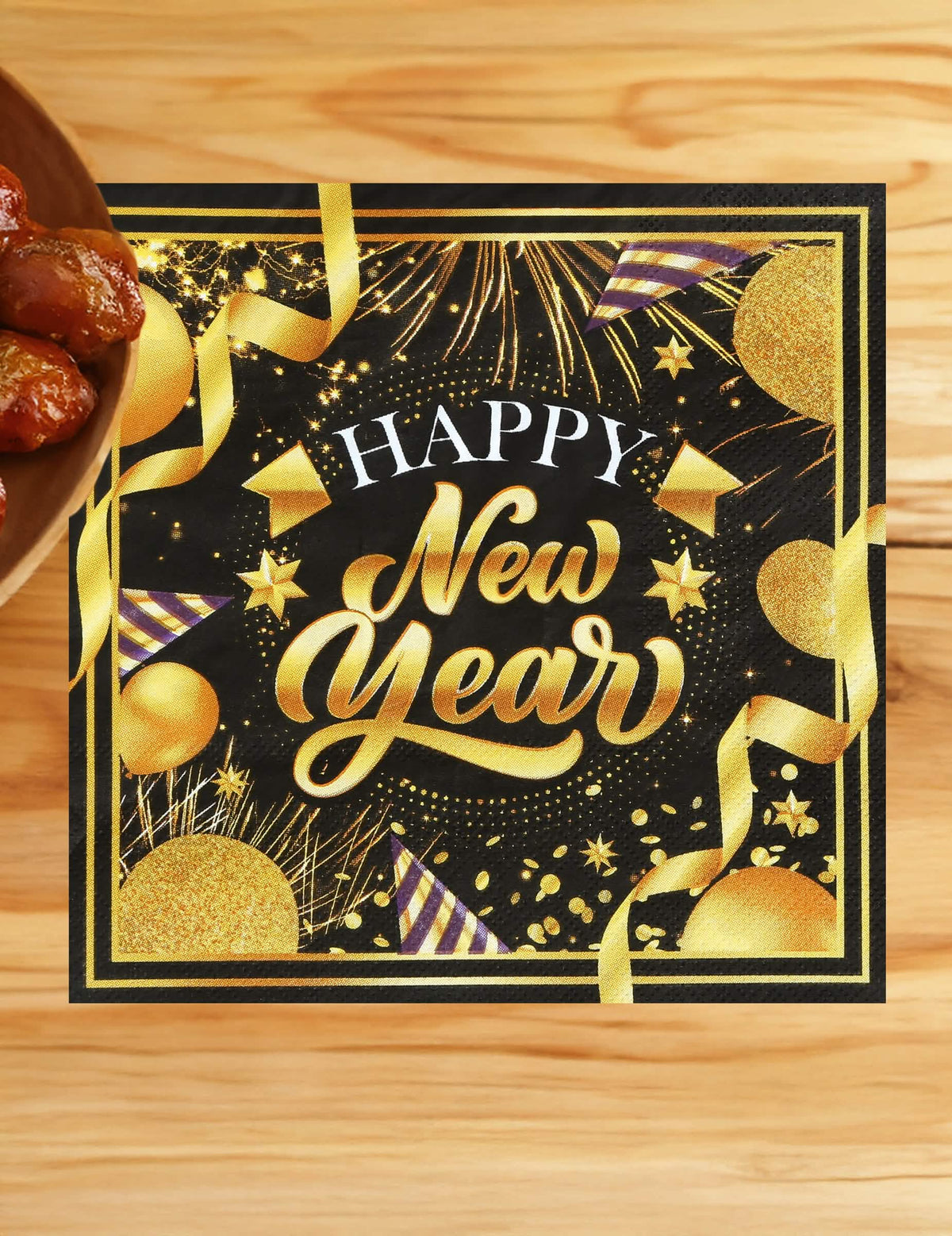 Mise en situation sur une table des serviettes en papier Happy new year