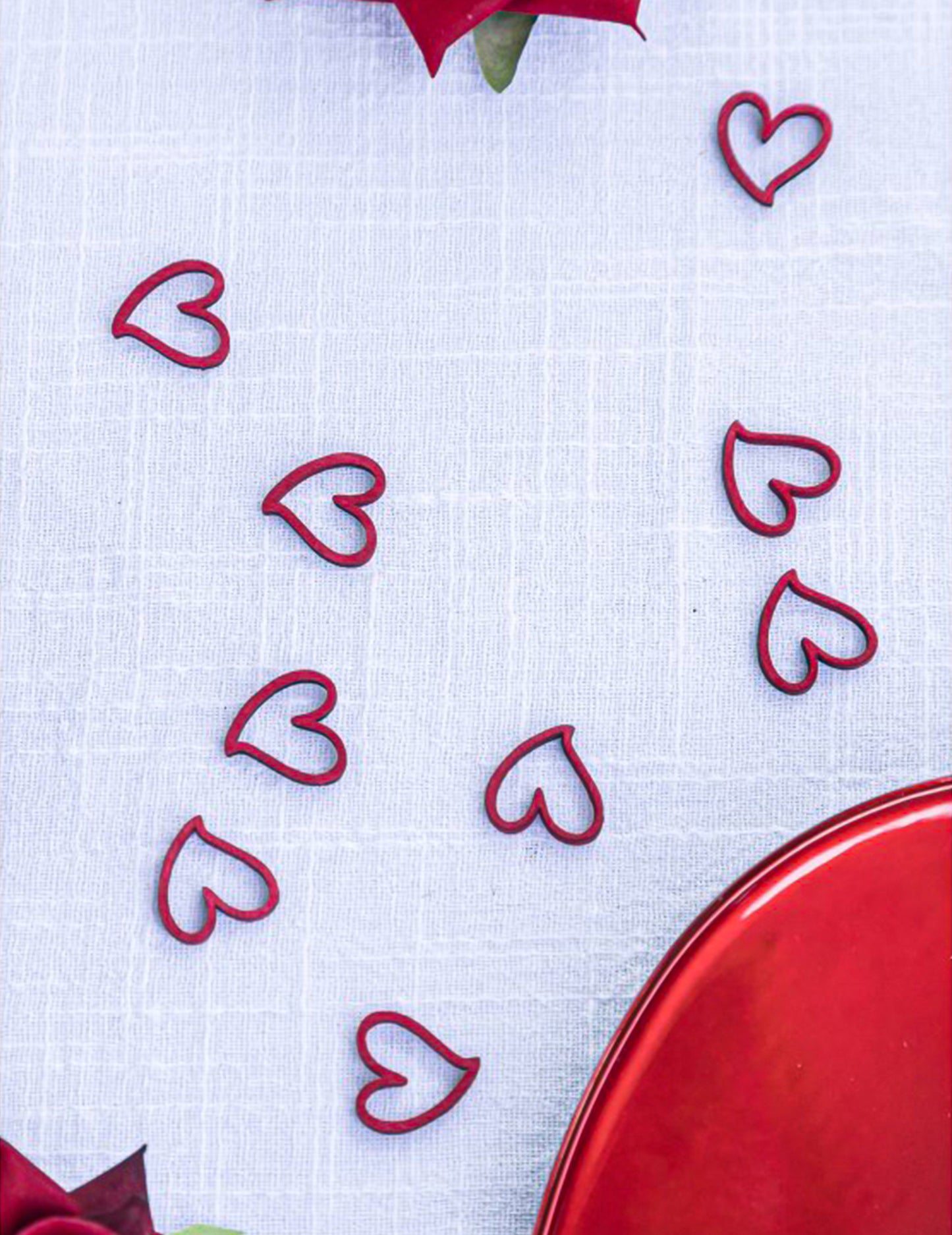 24 drevených konfiet v tvare červeného srdca 2 cm