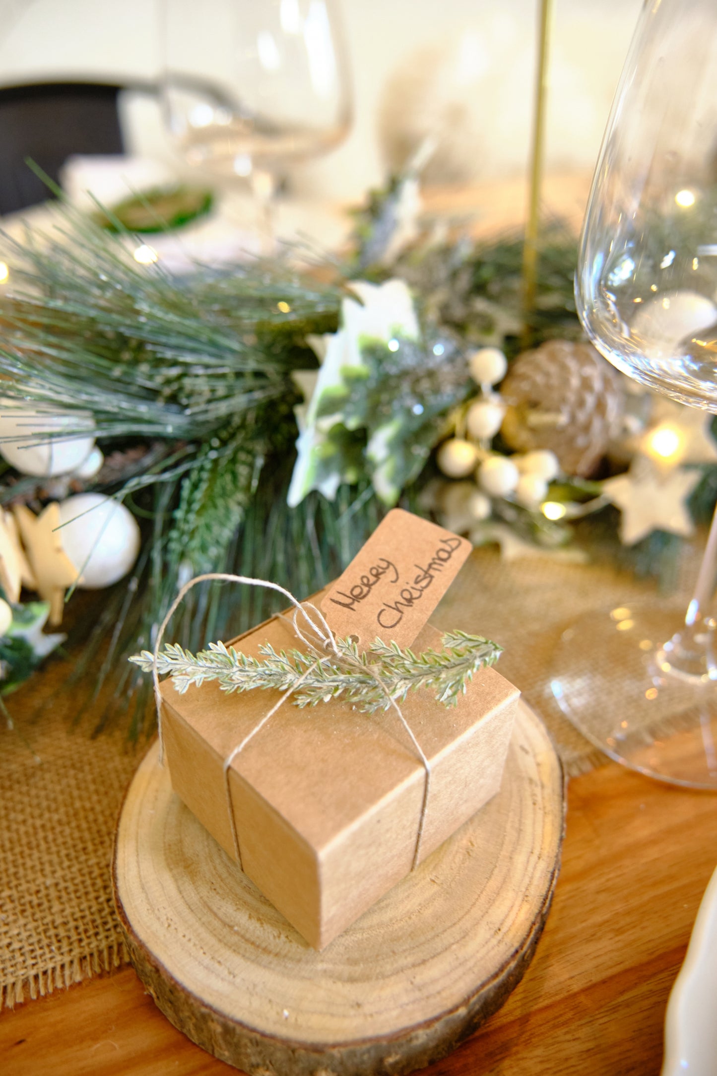 3 vetvy zasneženého umelého cypressu 10 cm