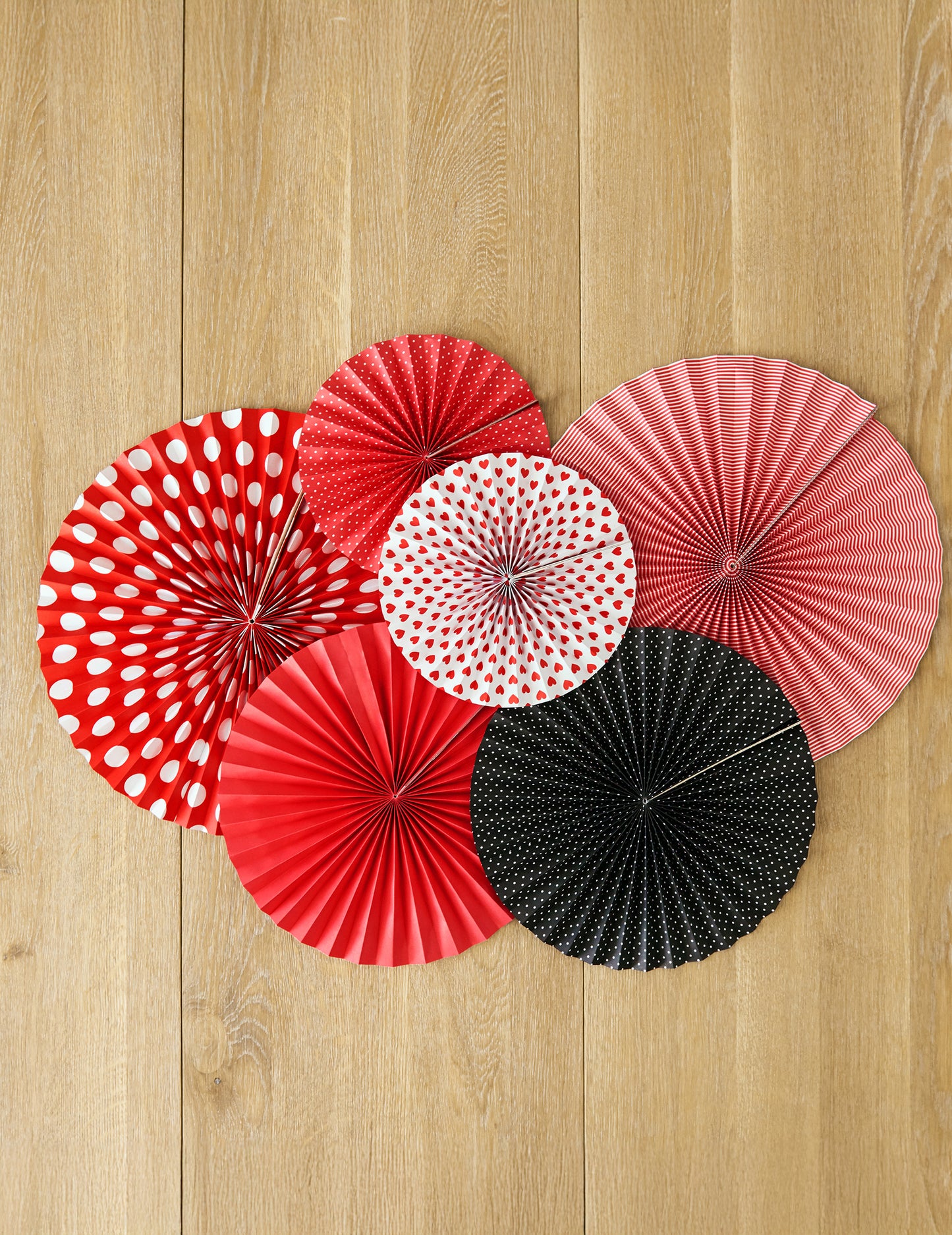 3 kartónové rozety s bodkami, veľkosti 23, 32 a 40 cm zavesiť