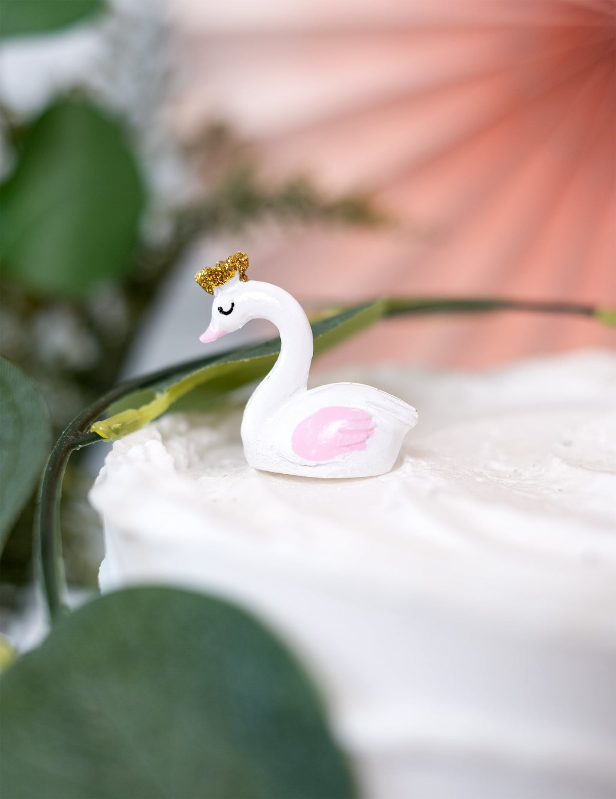 Výzdoba na tortu s figúrkou labute z živice pre baby shower