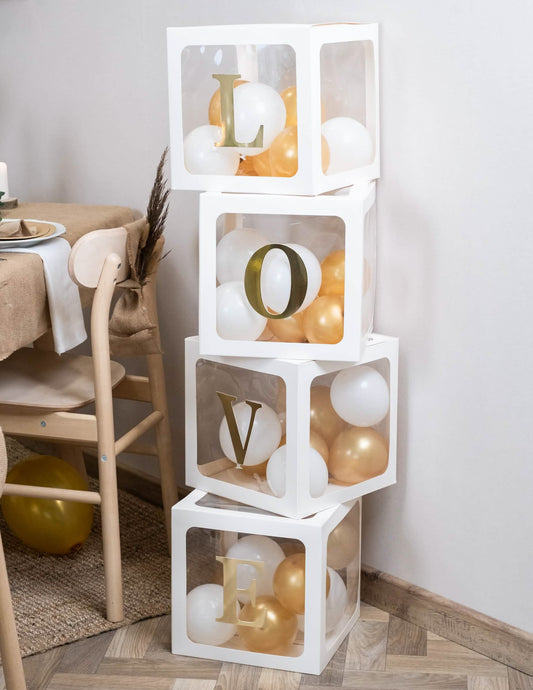 Mise en situation formant le mot LOVE des cubes à ballons pour décoration personnalisable blancs et transparents