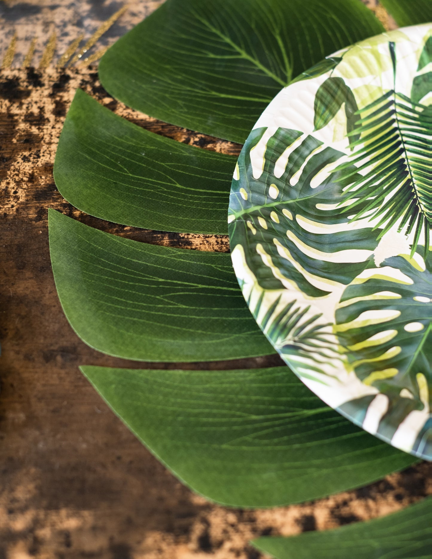 4 listy Monstera v zelených plastoch 34 x 29 cm