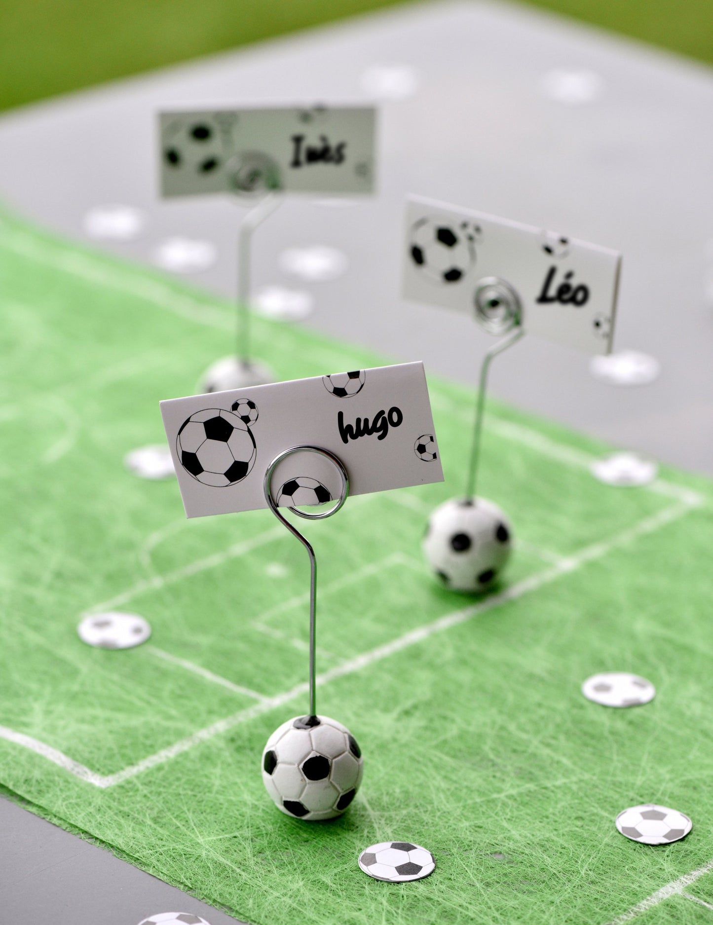 Prehľad viacerých exemplárov menovky balón futbal