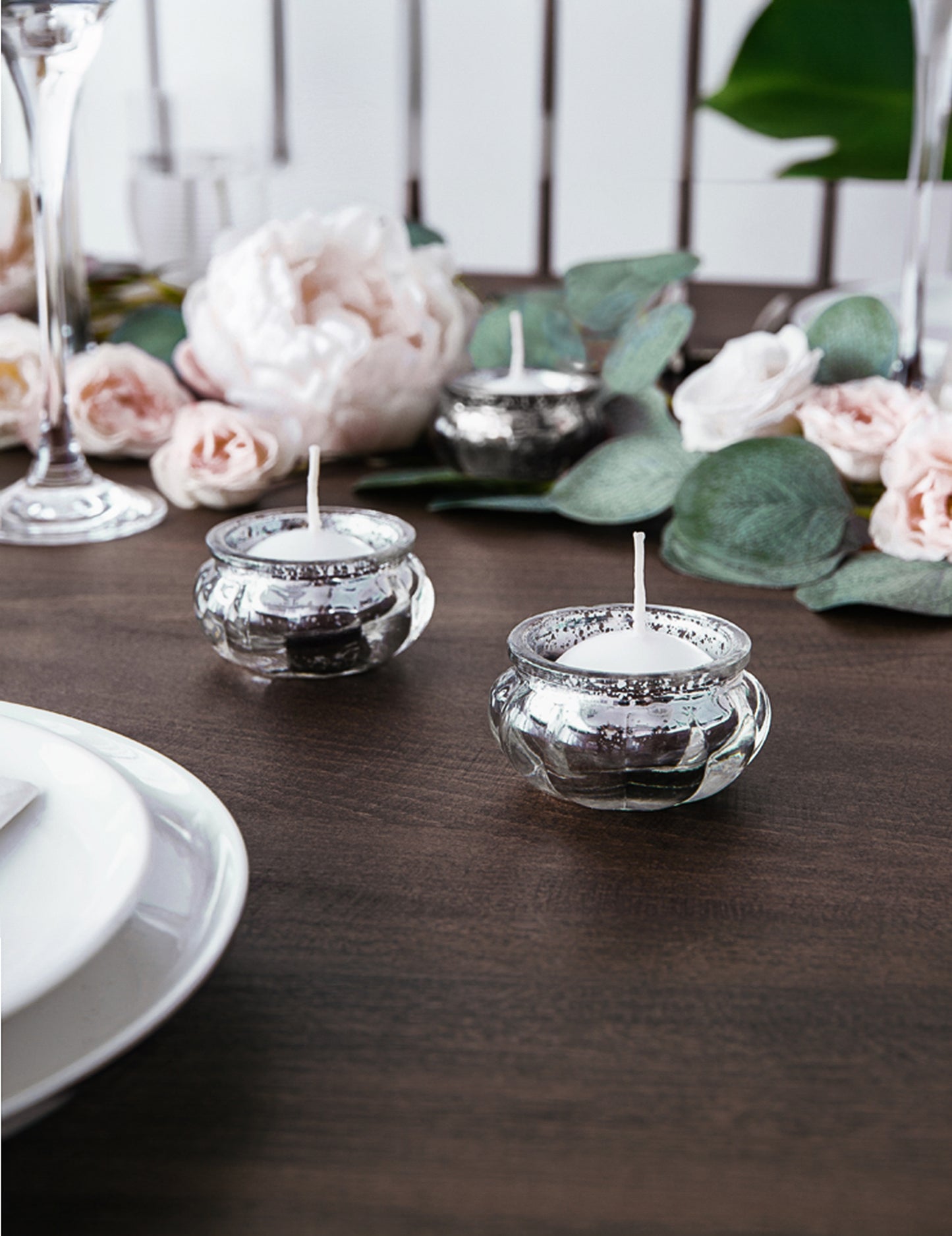 4 strieborné zrkadlové sklenené svietniky s rozmermi 6 x 3 cm pre stôl