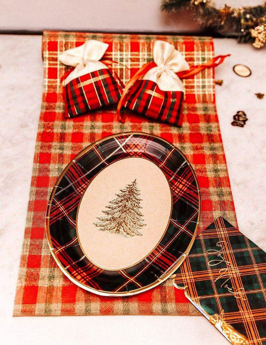 Mise en scène avec décoration de table du plateaux en carton tartan de Noël