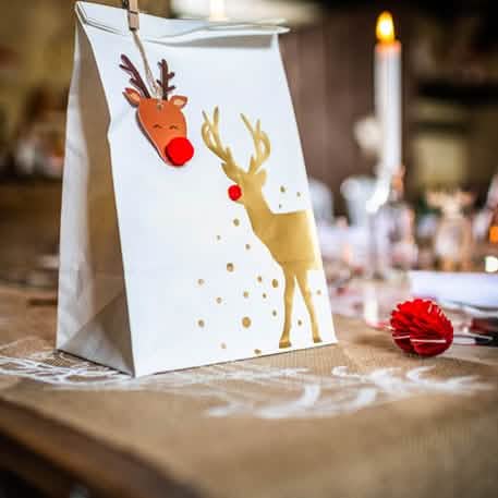 Gros plan sur la version kraft des sachets en papier Rudolph rennes pour Noël
