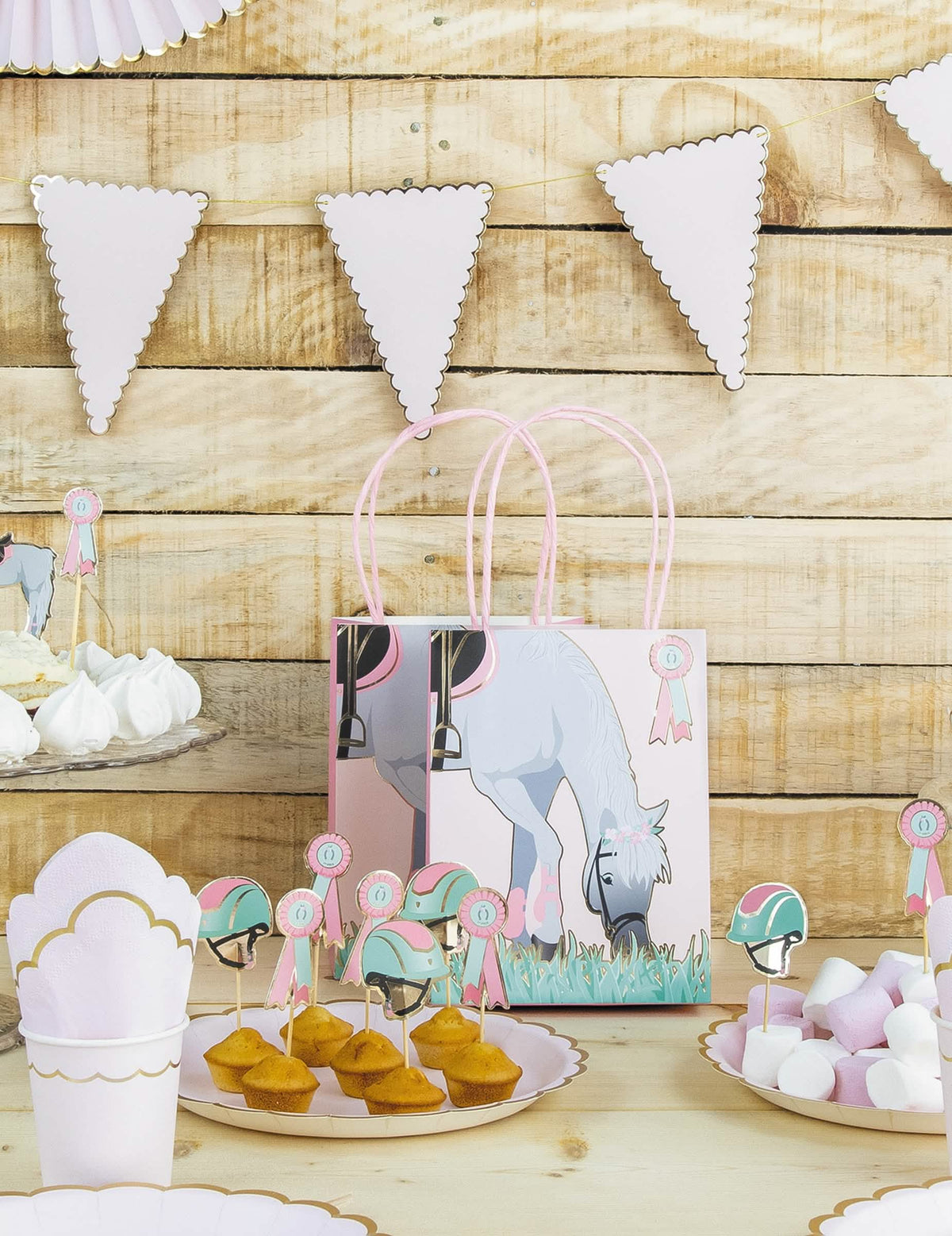 Scéna s cupcakes a dekorácia stola papierovej darčekovej tašky kôň