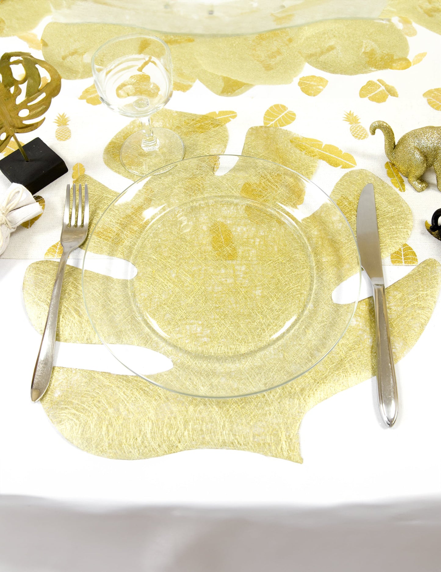 Mise en situation sur une table des sets de table intissés feuille tropicale