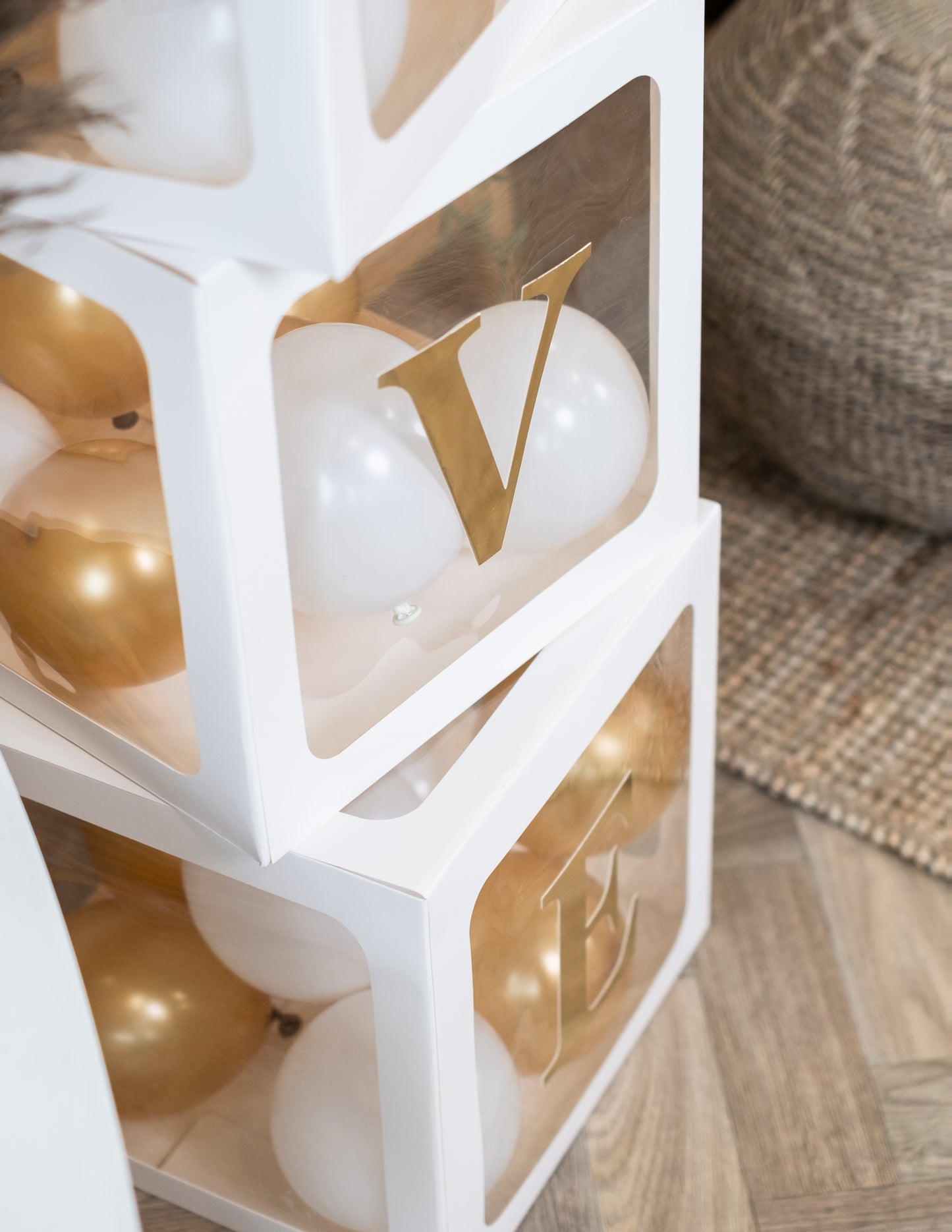 48 zlatých samolepiacich písmen 13,5 cm na balónové kocky