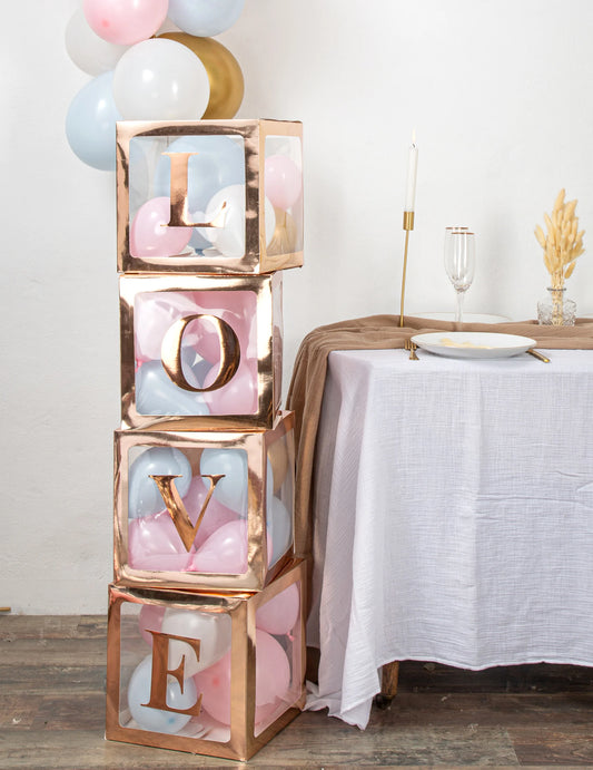 Mise en situation sur des boîtes à ballons des stickers lettres adhésives alphabet rose gold